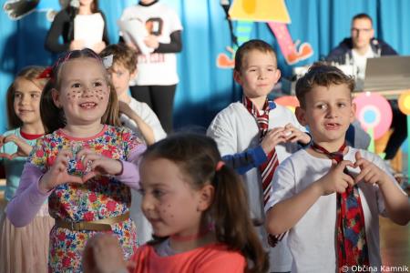 Otroci Osnovne šole Marije Vere so pozdravili pomlad in se spomnili knjižnih junakov (23)